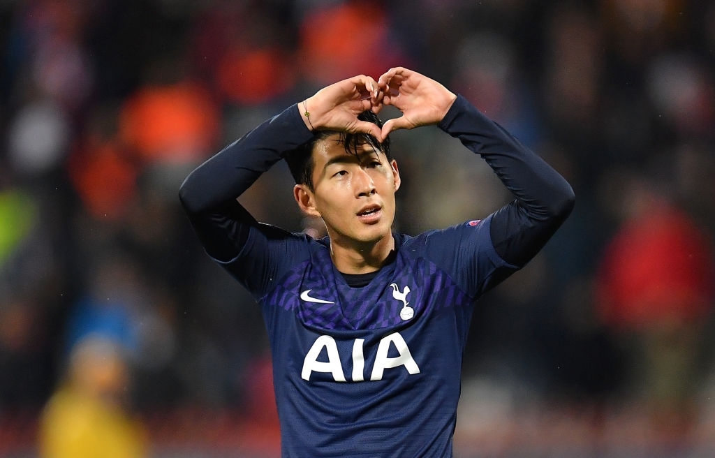 Son Heung Min nói rằng đó là cách để Sonny bày tỏ lòng biết ơn của mình đối với người hâm mộ khi tái hiện lại cảnh ăn mừng bằng cách làm hình trái tim giống như khi ghi bàn thắng đầu tiên tại Asian Cup 2011 cách đây 10 năm.